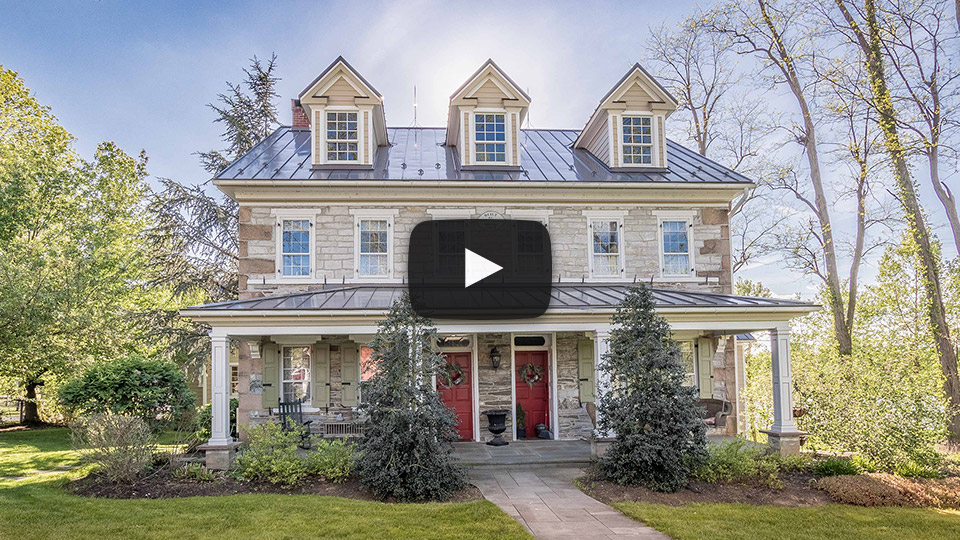 Building Showcase: 200-year-old Farmhouse with Metal Roof